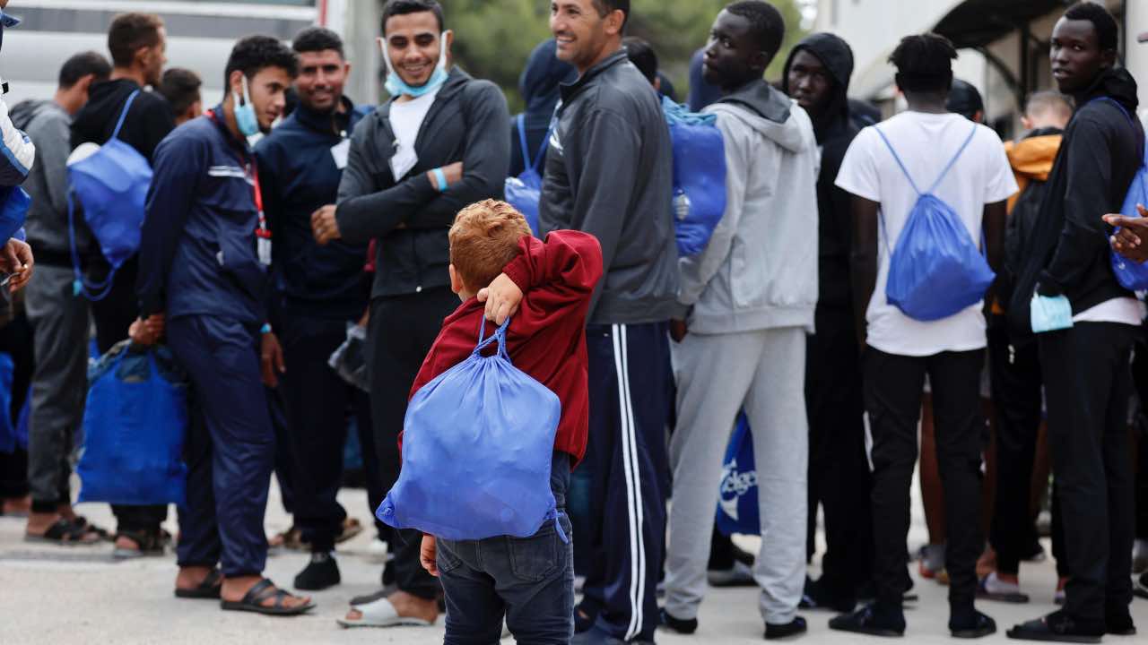 Migranti all'hotspot di Lampedusa