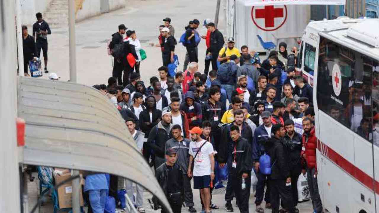 Migranti in attesa all'hotspot di Lampedusa
