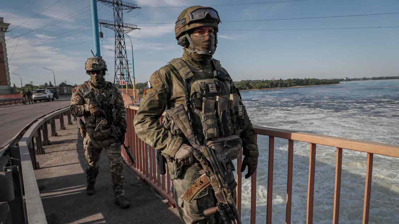 Militari russi sulla diga di Kakhnovka