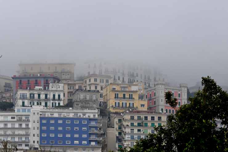 Nebbia e nuvole sulla città di Napoli