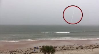 Stava filmando l’oceano, quello che accade pochi secondi dopo lo spiazza totalmente