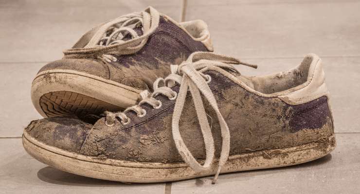 Pulire scarpe sporche