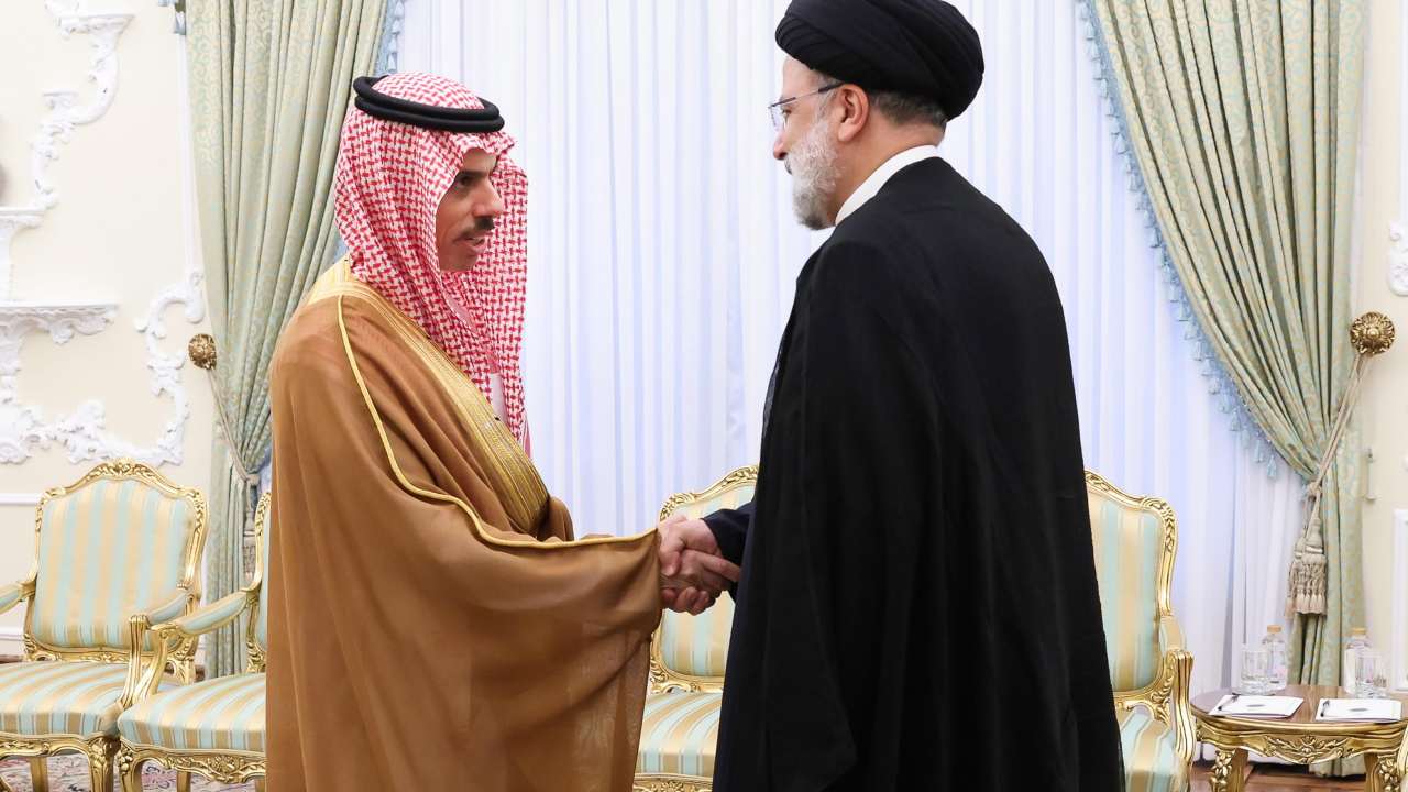 Presidente iraniano Raisi e ministro sudita Faisal