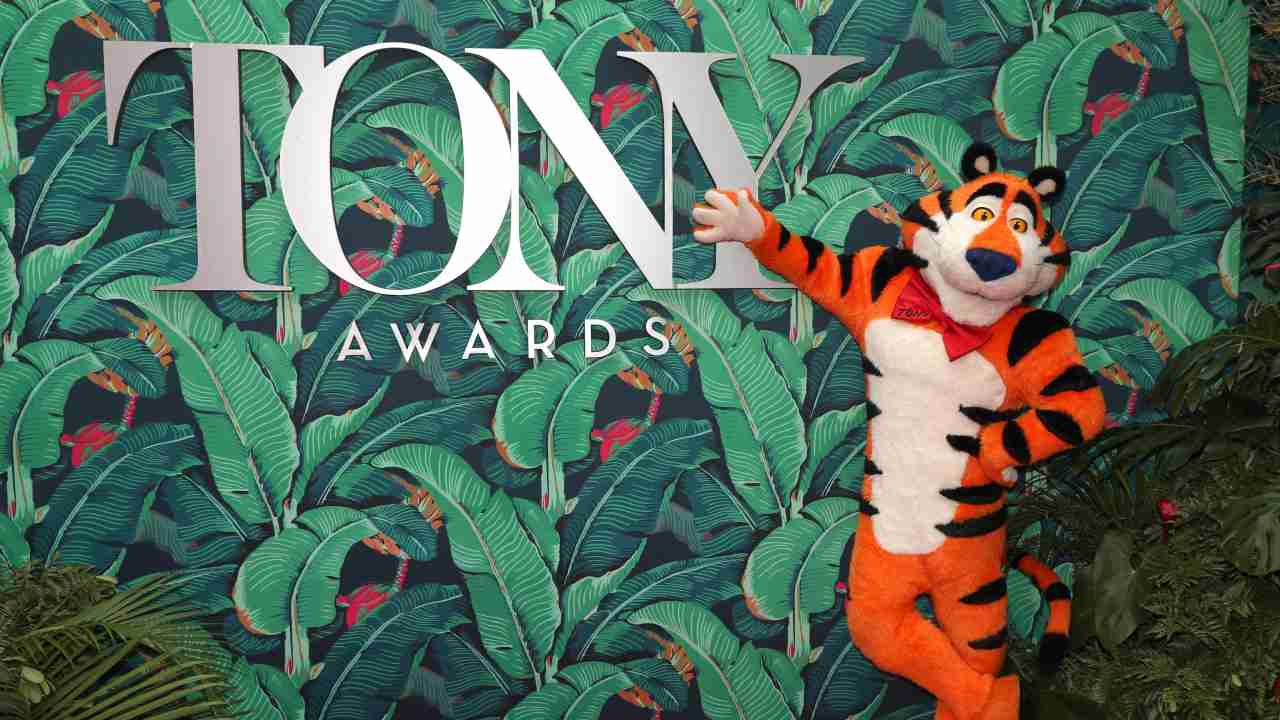 Una persona vestita da Tigre davanti all'ingresso dei Tony Awards