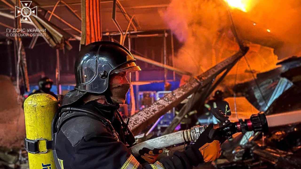 Vigile del fuoco a lavoro ad Odessa