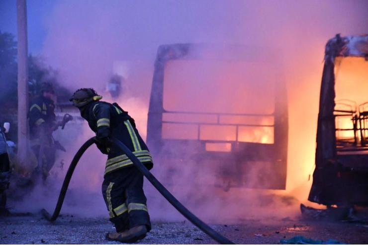 Vigili del fuoco a lavoro per spegnere l'incendio a Kherson