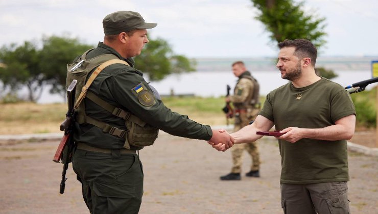 Zelensky ringrazia i soldati ucraini 