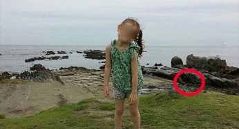 Scatta una foto alla figlia, solo dopo nota l’inquietante dettaglio sugli scogli