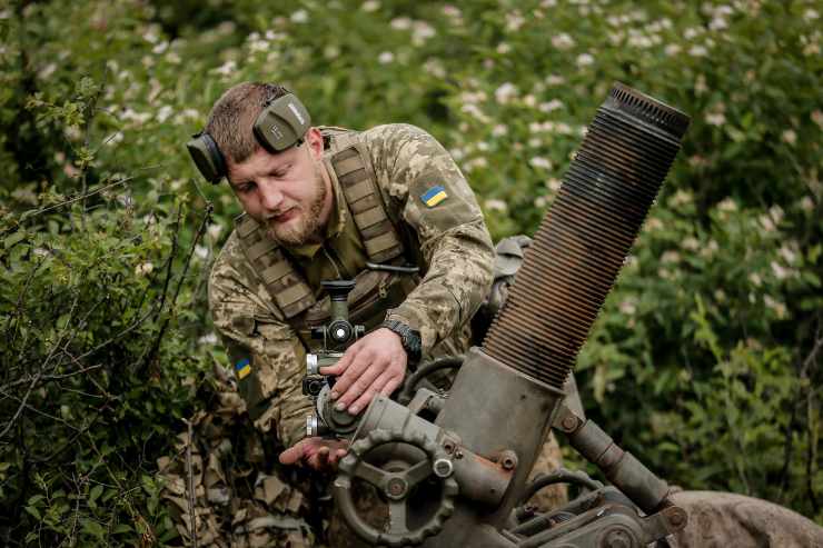 militare ucraino a lavoro