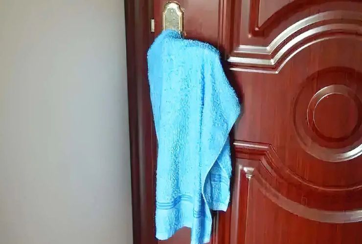 Asciugamano sulla maniglia della porta