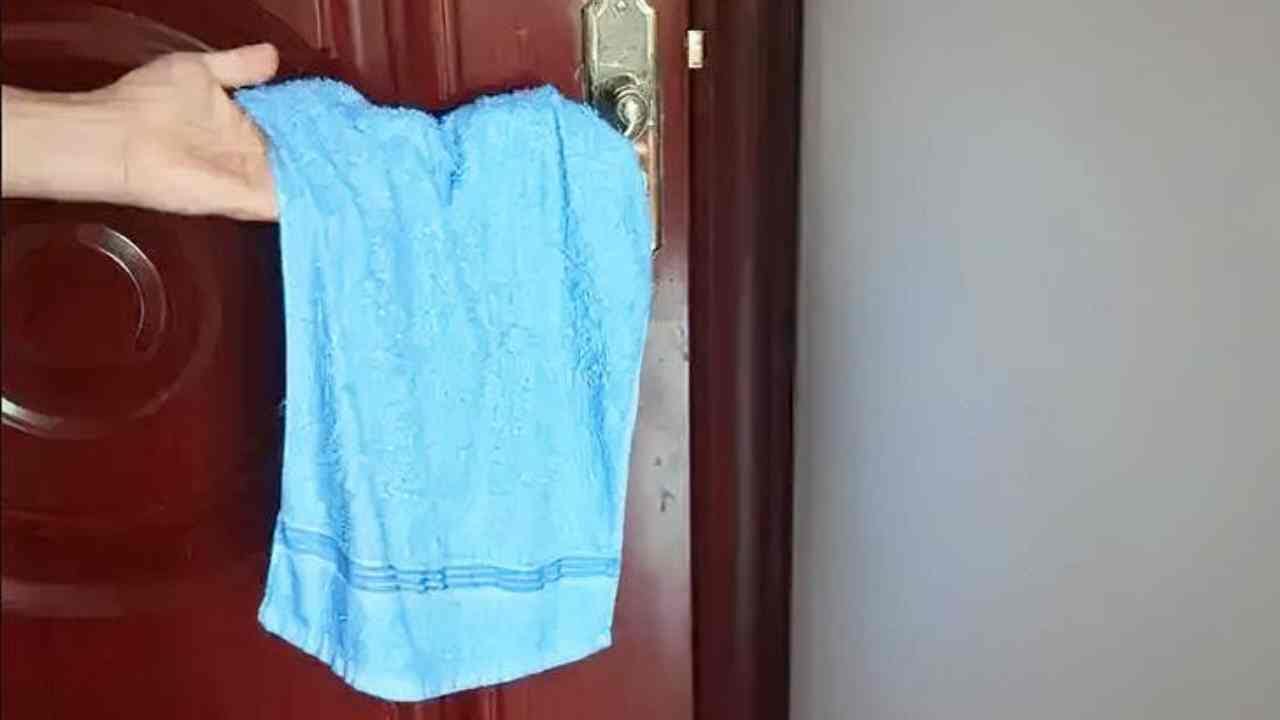 Asciugamano sulla maniglia della porta in hotel: perché in tanti lo fanno