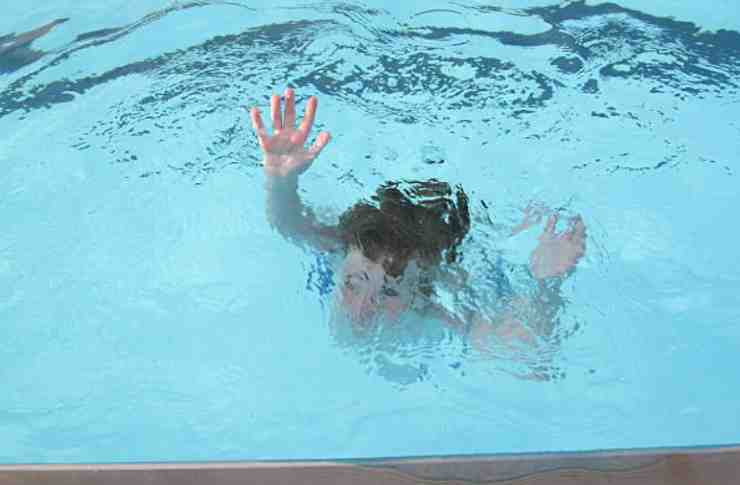 Bambino annega in piscina