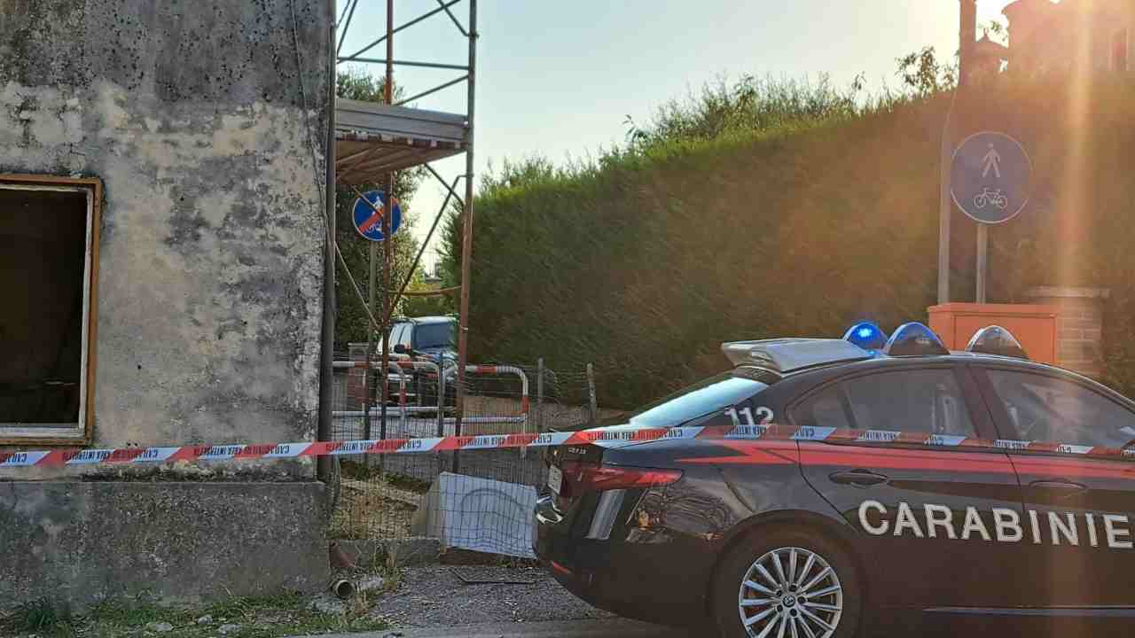 Carabinieri nel luogo dell'incidente