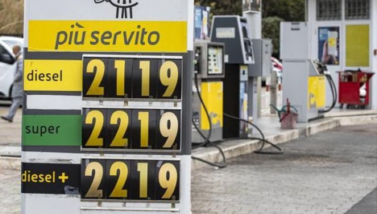 Scatta l'obbligo di indicazione prezzi carburante