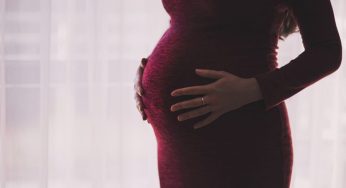 Maternità surrogata come reato universale, la proposta del centrodestra al vaglio della Camera