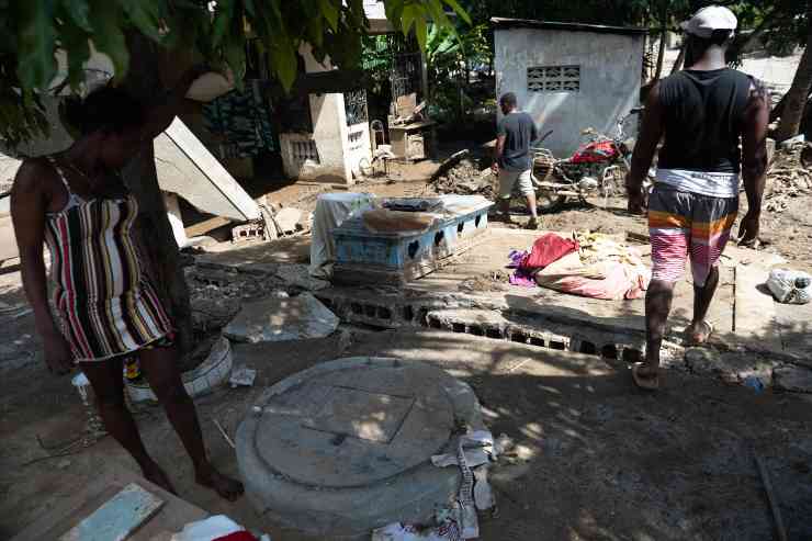 Haitiani recuperano averi da una abitazione distrutta