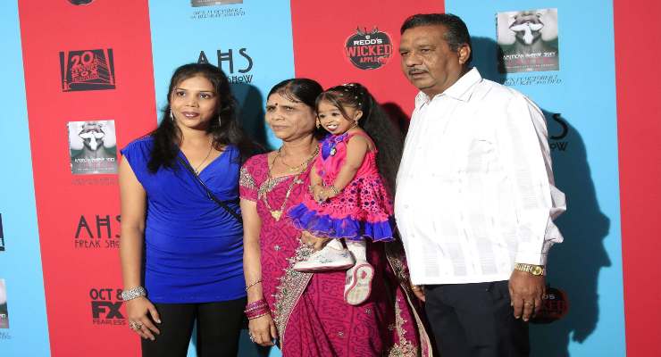 Jyoti Amge con la sua famiglia