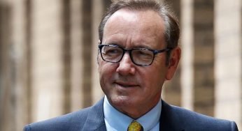 Kevin Spacey attende il verdetto del processo per molestie in Inghilterra