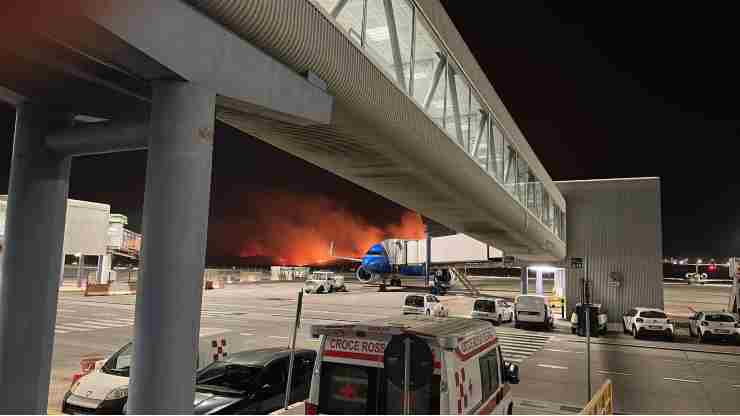Le fiamme lambiscono l'aeroporto