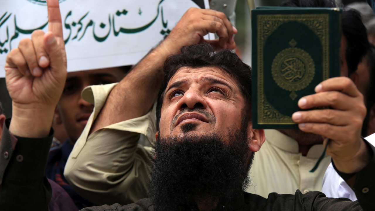 Manifestante con Corano in mano