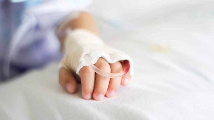 Mano di un bambino in ospedale