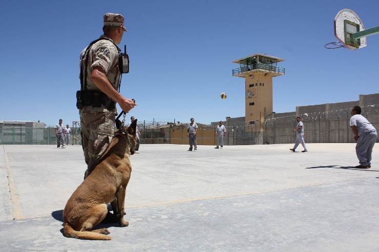 Militari e detenuti in una prigione