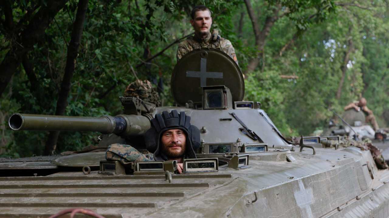 Soldati ucraini su carro armato