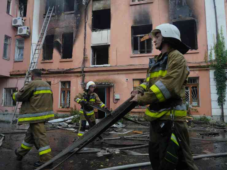 Vigili del fuoco a lavoro a Mykolaiv