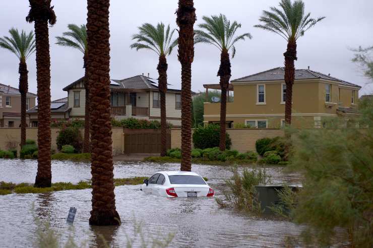 Auto bloccata in acqua in strada allagata in California 