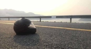 Se mentre sei alla guida noti un casco per terra, chiama i soccorsi: cosa indica