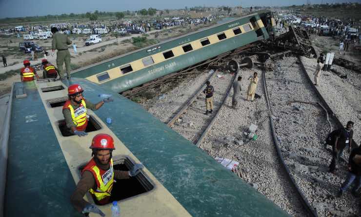 Il treno passeggeri deragliato in Pakistan a Sanghar