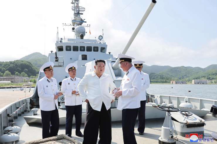 Kim Jong un, ispeziona flotta