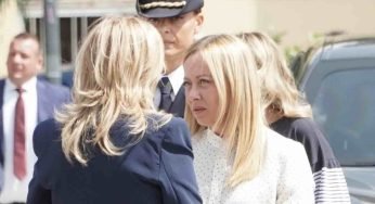 Giorgia Meloni incontra a Caivano Don Patriciello