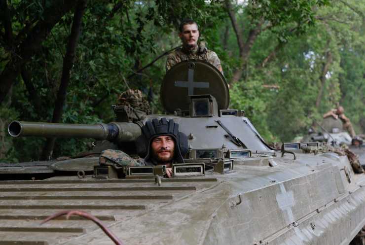 Militari ucraini su carro armato
