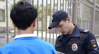 Le forze dell’ordine possono fermare chi passeggia per chiedere dov’è diretto?