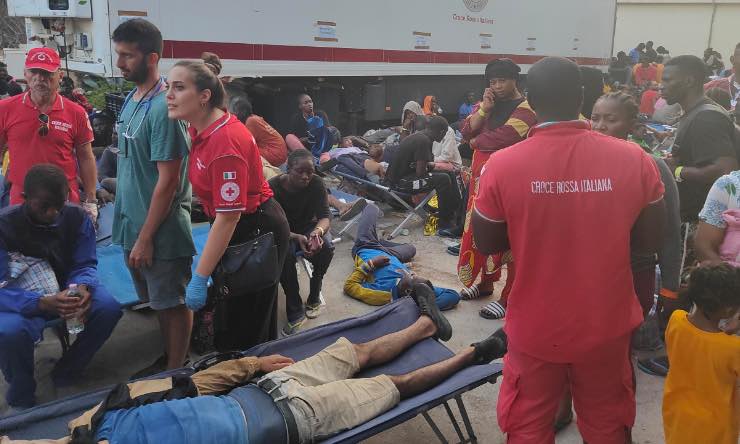 Migranti nell'hotspot di Lampedusa 13 settembre 2023