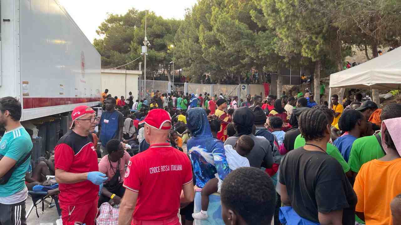 Migranti nell'hotspot di Lampedusa