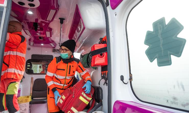 Operatori sanitari al lavoro in ambulanza