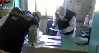 Scoperta una casa di riposo abusiva a Reggio Calabria, anziani lasciati tra feci e urina: arrestati marito e moglie
