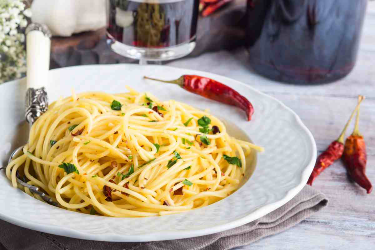 Spaghetti aglio e olio, il segreto nella ricetta di Cannavacciuolo: che bontà