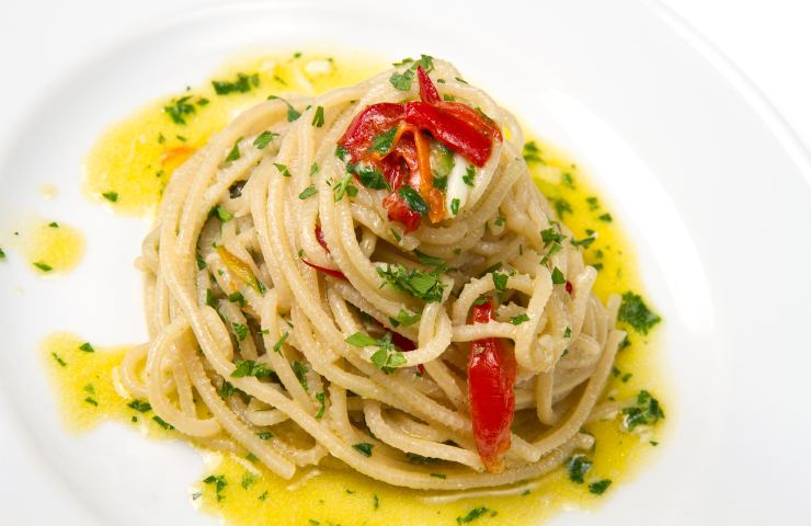 Spaghetti aglio e olio, il segreto nella ricetta di Cannavacciuolo: che bontà