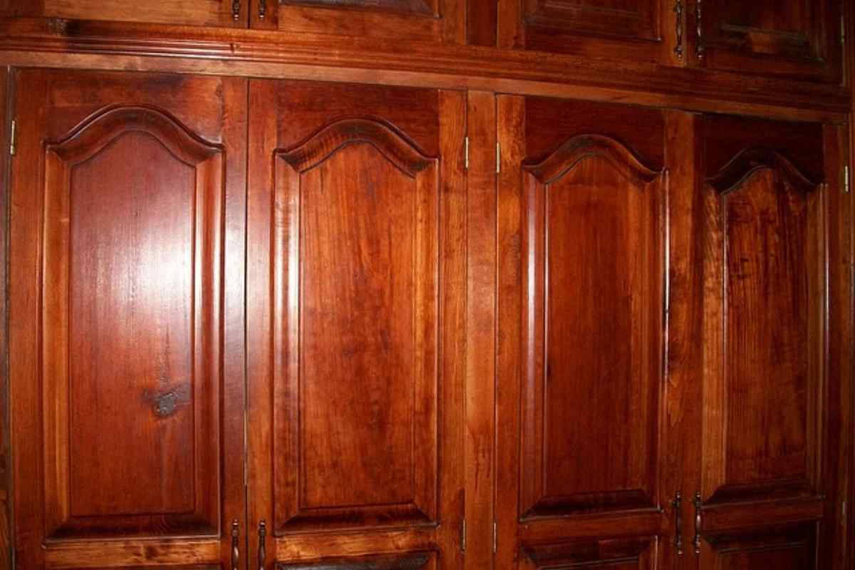 Pulizia delle porte in legno della casa