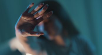 Accoltella la moglie mentre ha in braccio il figlio di 8 mesi, 29enne in manette