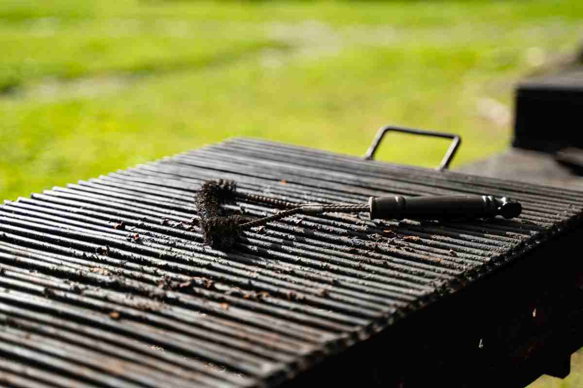 Dimentica lo sporco incrostato: come pulire la griglia del barbecue