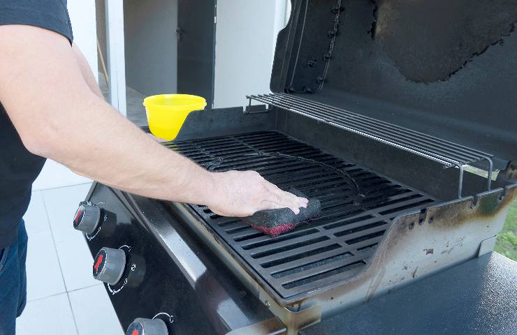 Dimentica lo sporco incrostato: come pulire la griglia del barbecue