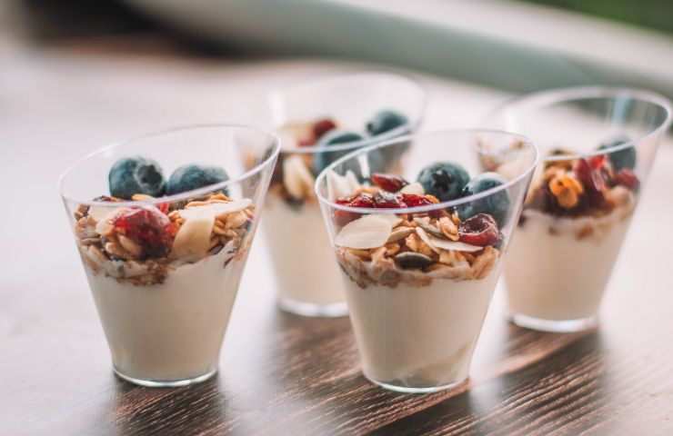 Yogurt e frutta secca colazione